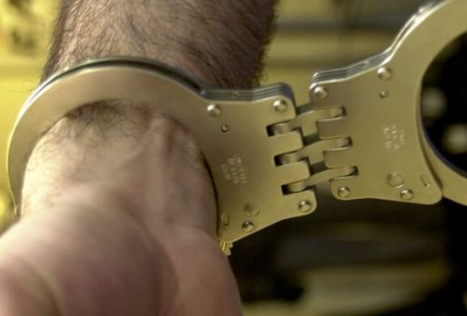 VERCELLI. Tenta strangolare l’ex in strada, arrestato a Vercelli