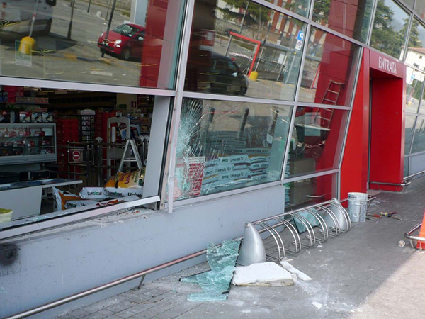 Fanno esplodere la cassa continua di un supermercato