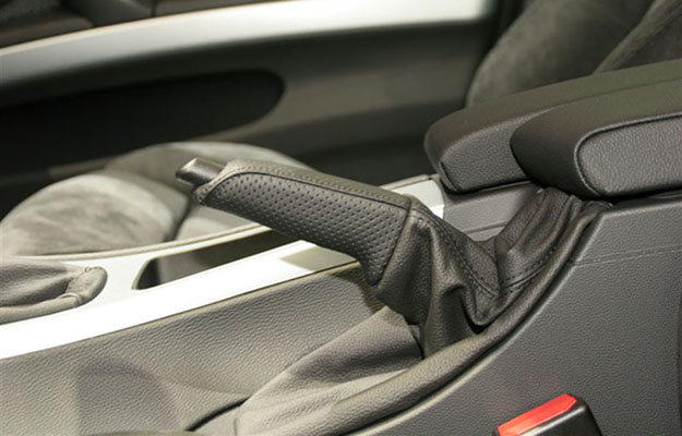 Di dimentica di inserire il freno a mano