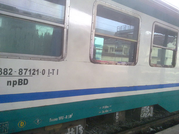 SALUGGIA (VC). Treno fermo in mezzo alla campagna