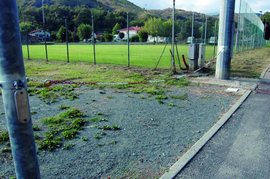 piazzale chiuso con catena