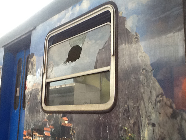 Pietre contro il treno