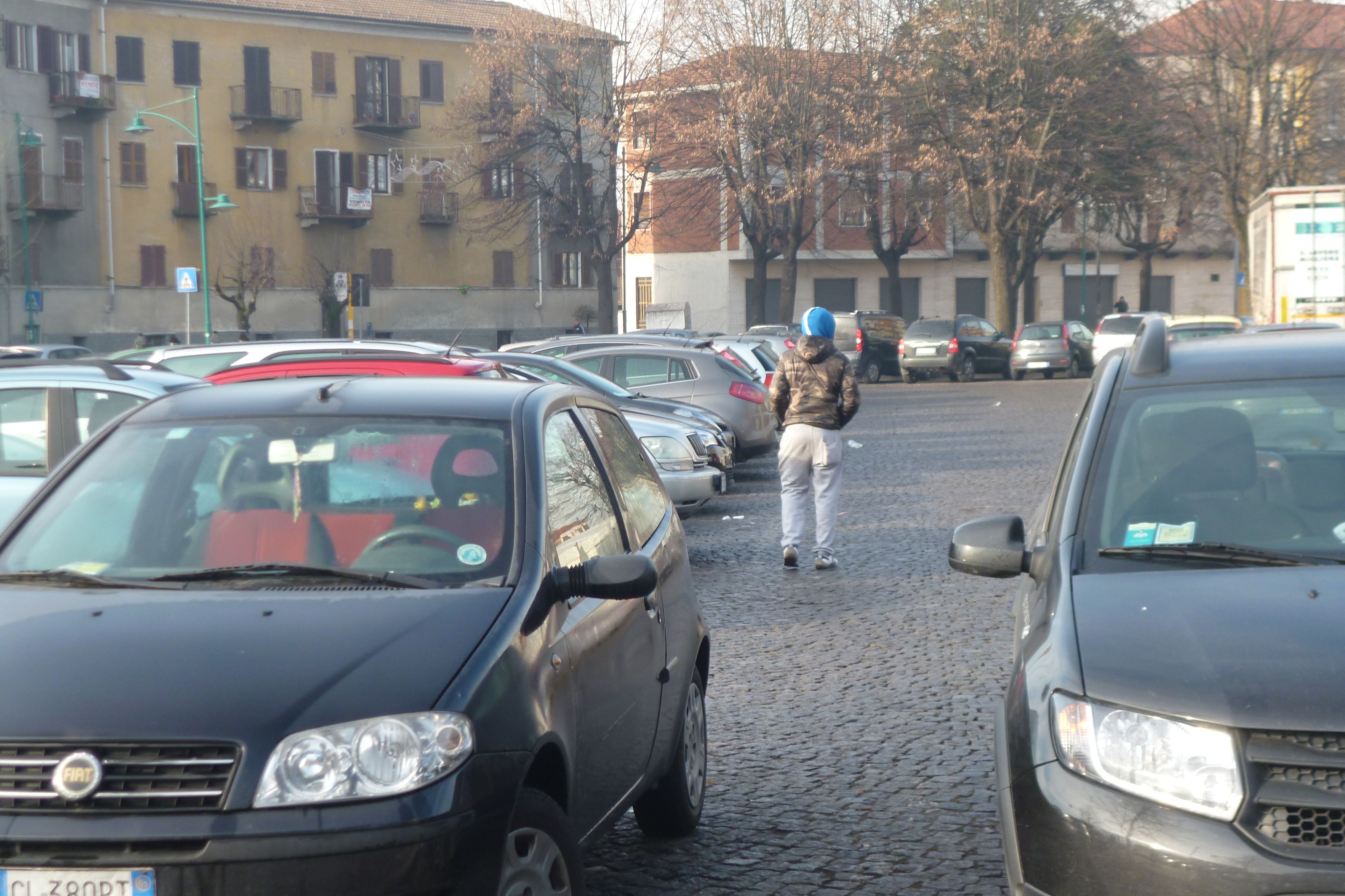 Un parcheggiatore abusivo in piazza D'Armi