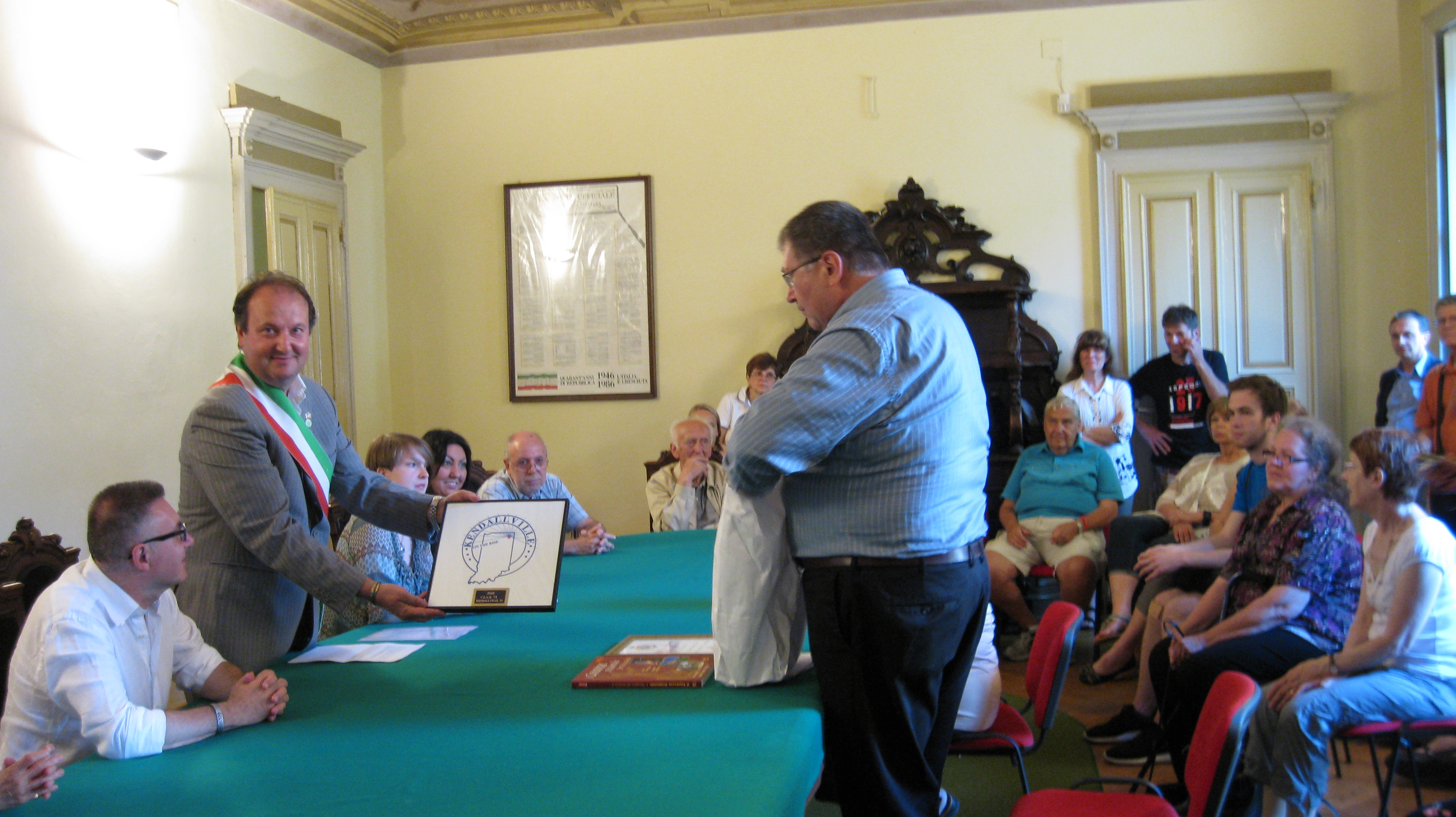 Il sindaco Giacoletto riceve un omaggio dalla città di Kendallville