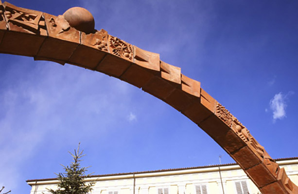 Castellamonte, "arco in cielo" di Pomodoro, 8-01-04