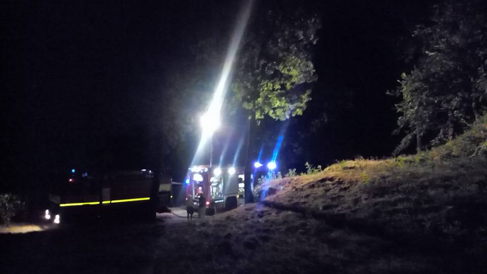 I pompieri al lavoro intorno al lago Sirio