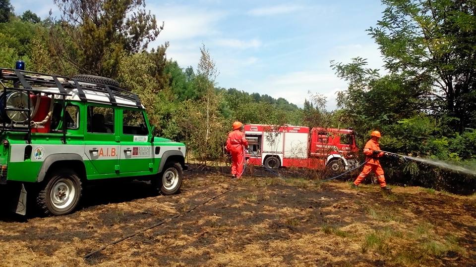 I pompieri al lavoro domenica pomeriggio