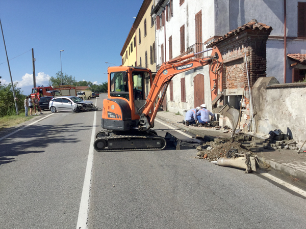 I tecnici al lavoro per riparare il guasto