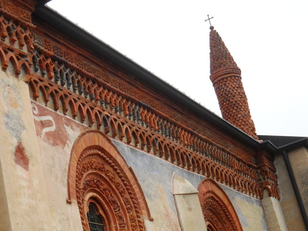 Valperga_chiesa_San Giorgio_decorazioni_esterne_1
