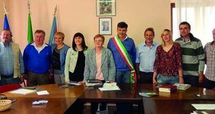 Noasca. Il consiglio al completo con il segretario  comunale.