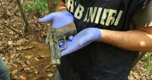 La pistola ritrovata nei boschi