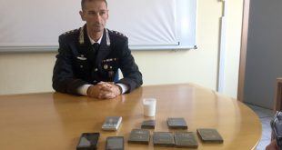 Il capitano Bogliacino mostra la droga sequestrata