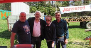 Gli organizzatori della gara del boscaiolo