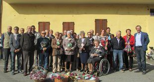 I nonni con gli omaggi floreali e i volontari della Pro loco