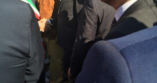 Luigi Sergio Ricca stringe le mani al presidente Mattarella