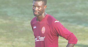 Momo Niang manda sul palo un calcio di rigore