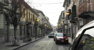 Luci accese in via Roma stamattina